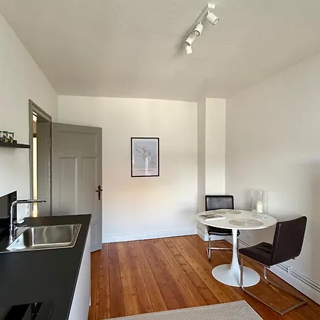 Sanierte 2 Zi Altbau-whg Nahe Wakenitz