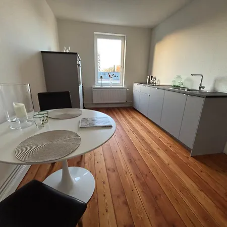 Sanierte 2 Zi Altbau-whg Nahe Wakenitz Lägenhet *