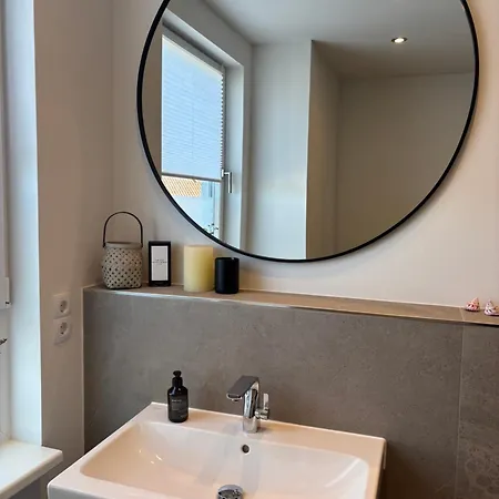 Lägenhet Sanierte 2 Zi Altbau-whg Nahe Wakenitz *